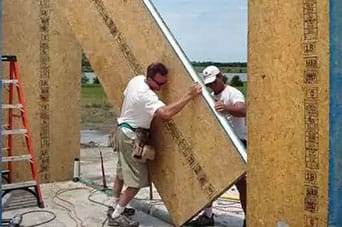 Echipa Bucovina SIP montând panouri SIP