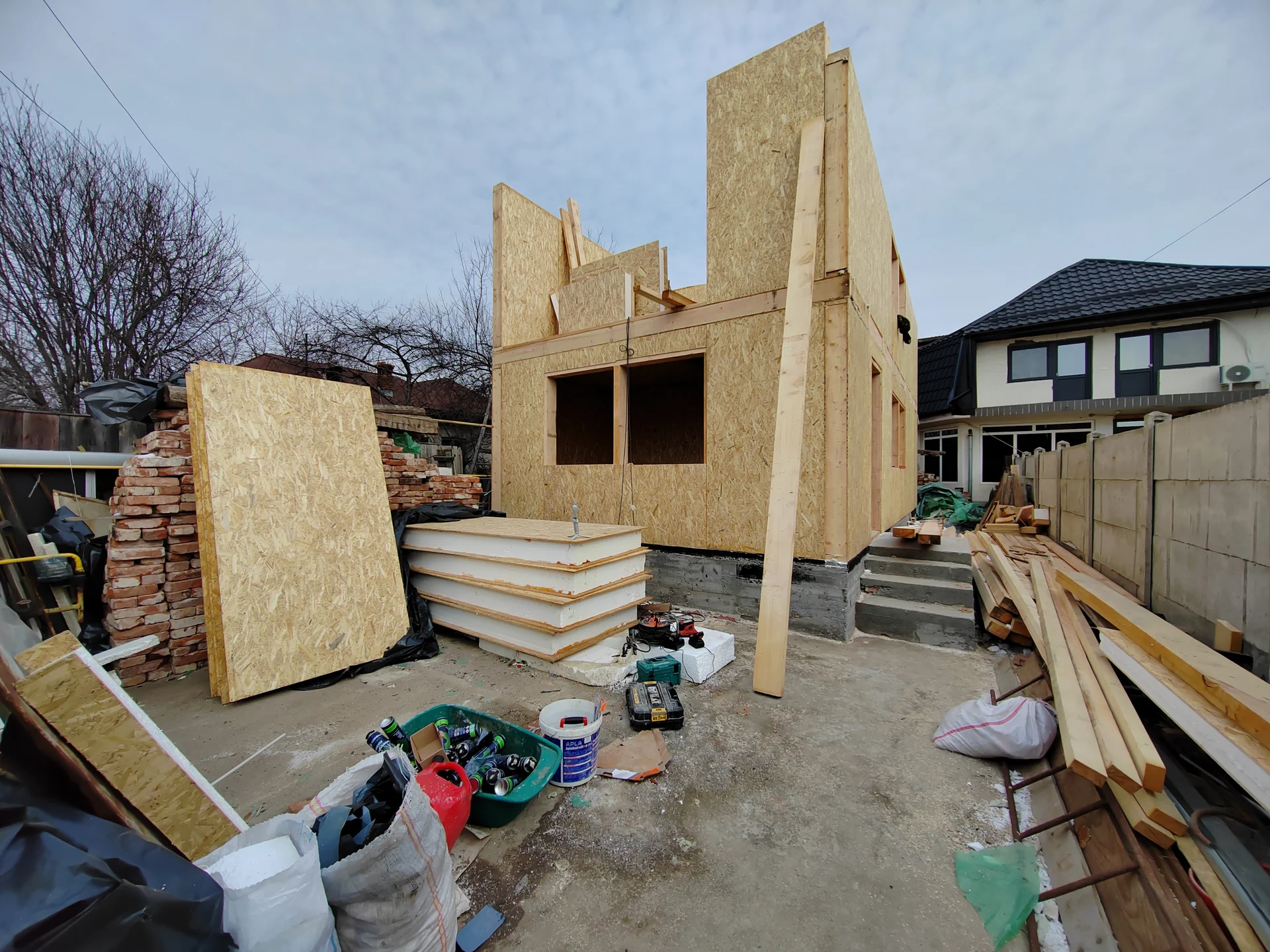 Construcție casă din panouri SIP - ridicare pereți